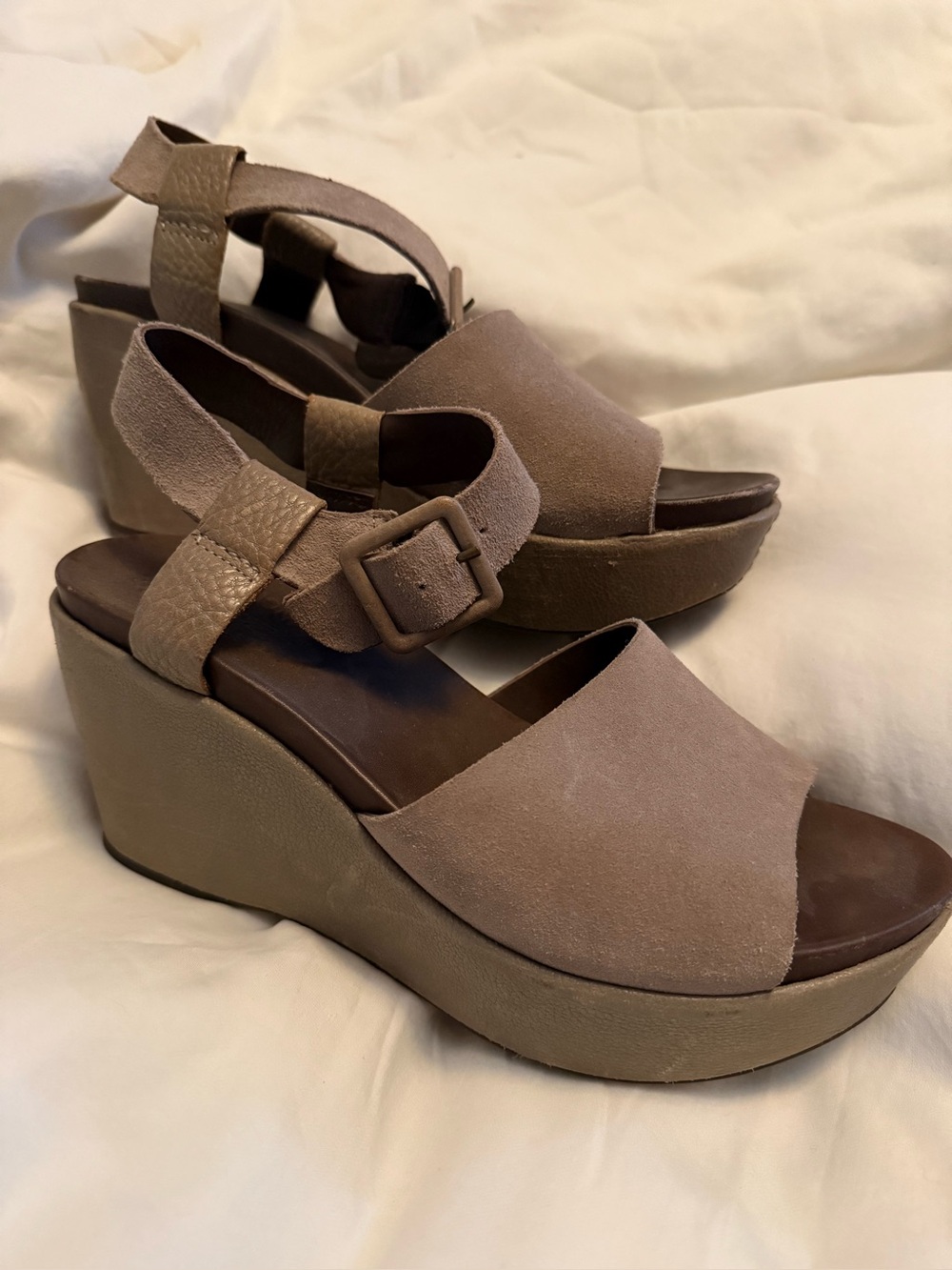 Kork Ease Wedge Sandal with Buckle Strap in Taupe/grayish